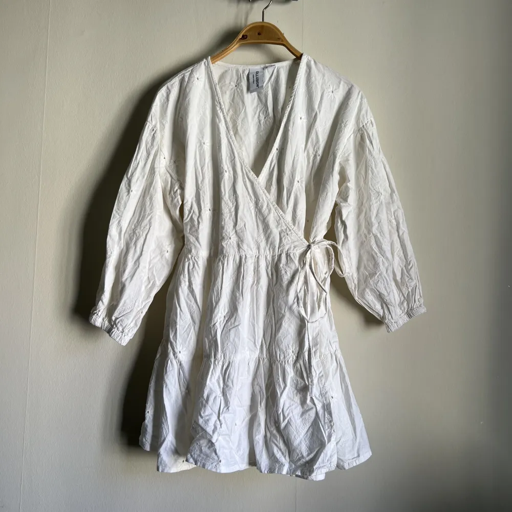 En vit kort omlottklänning. Använd en gång och säljer då den tyvärr är något för kort för mig (jag är 1,70m). Klänningar.
