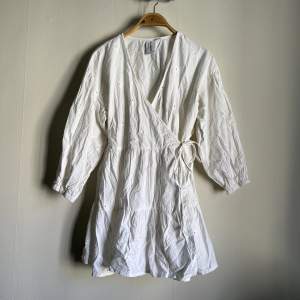 En vit kort omlottklänning. Använd en gång och säljer då den tyvärr är något för kort för mig (jag är 1,70m)