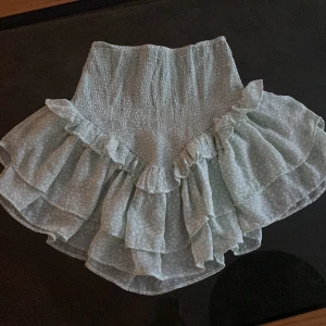 säljer en jätte fin kjol ifrån gina💚 - säljer kjolen då den knappt kommer till användning och används ett fåtal gånger💚