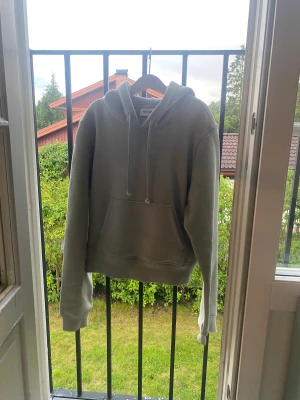 Weekday tröja  - Säljer för att jag aldrig använder🥲den är helt ny råka klippa bort lappen!! Men den är i Small 