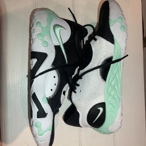 Nike PG 6 ”Black mint green” - Säljer dehär ascoola basketskorna som knappt kommit till användning eftersom jag inte spelar basket längre.  Så gott som nyskick då de är använda endast 1 gång.