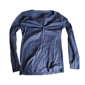 vanlig tröja - Vanlig tröja med knappar på framsidan. Tveka inte att ställa frågor!🙂