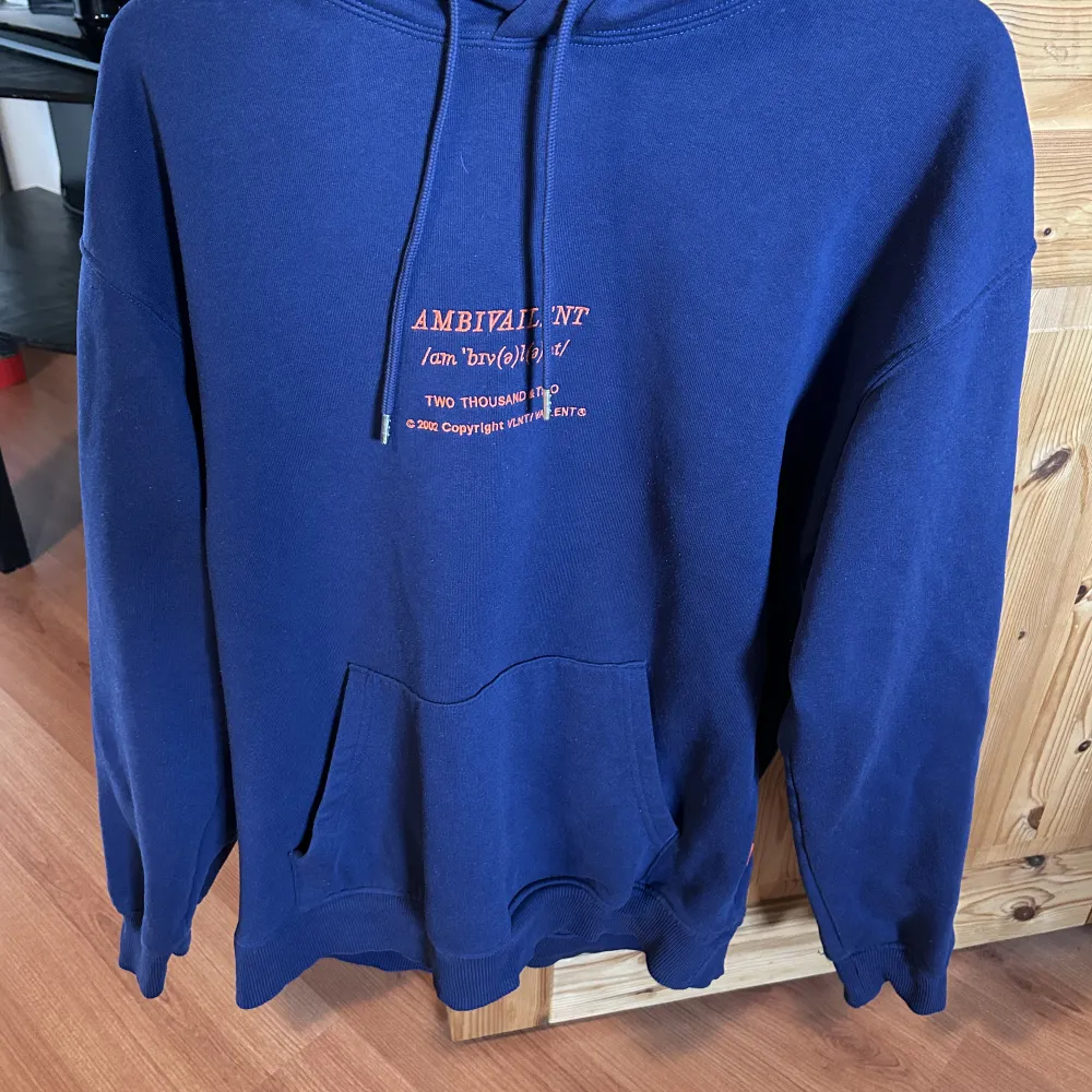 En mörkblå hoodie från valient (köpt på carlings) med ett stort och snyggt tryck på ryggen. Storlek M. Bra skick.. Hoodies.