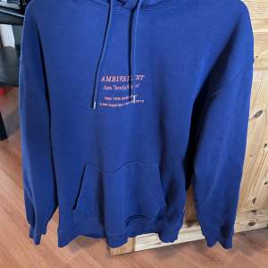 En mörkblå hoodie från valient (köpt på carlings) med ett stort och snyggt tryck på ryggen. Storlek M. Bra skick.
