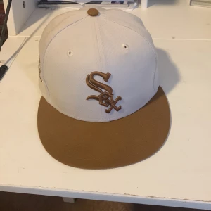 New era keps - Hej säljer kepsen då den inte passar mig. Använt i väldigt bra skick. Har även en fin beige färg under brimmen. Oerhört svåra att hitta. Pris kan sänkas vid snabb affär. Storlek 7 (55 cm)