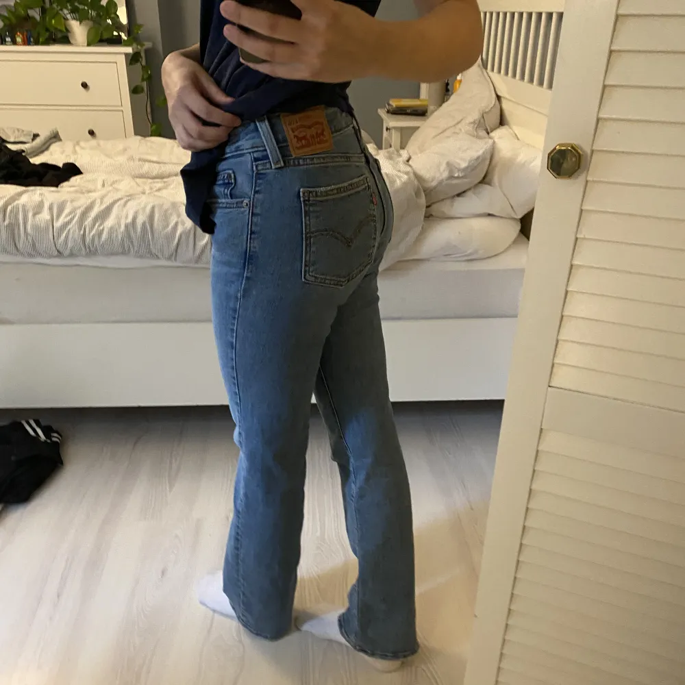 Säljer dessa supersnygga jeans som tyvärr inte passar mig längre:/💕jättefint skick, inga defekter. Endast använda 1-2ggr.. Jeans & Byxor.