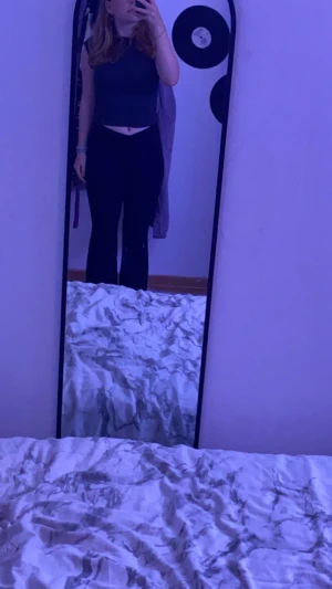 Svarta flates tights - Svarta thigts som är bootcut från hm