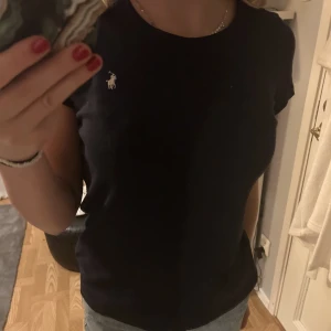 Ralp Lauren t-shirt - Marinblå t-shirt från Ralph Lauren. Nästan aldrig använd. Osäker på storlek exakt men sitter som en xs-s💙(ser svart ut på bild)