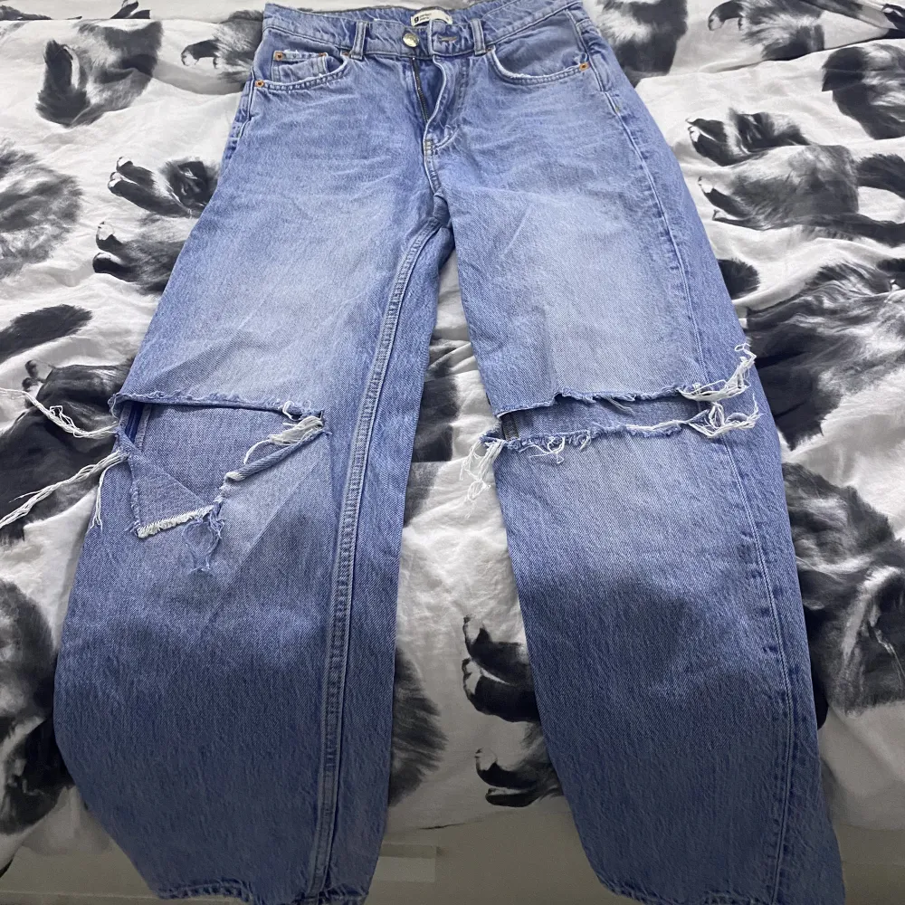 Ett normalt par blå jeans på storlek 36. Jeans & Byxor.