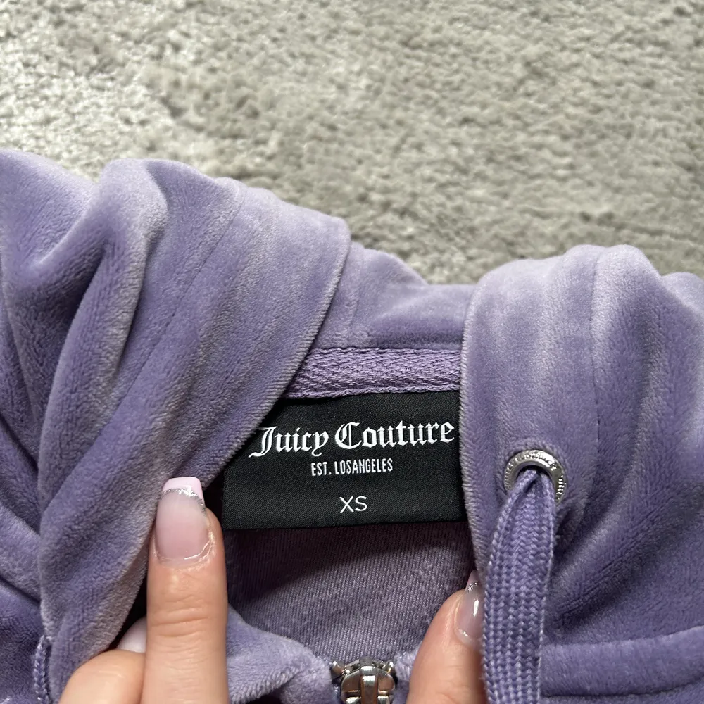 Säljer min fina juicy couture tröja nu🌸 den är jättesjuk och len och är använd under ca 2 månaders tid på vintern❤️ hör av er för fler frågor🌸 . Hoodies.