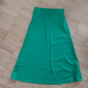 Grön midikjol - Grön midikjol från Ginatricot, använd endast 1 gång. 