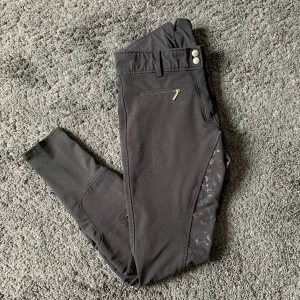 Ridbyxor från Horze  - Helskodda ridbyxor från Horze🐎 