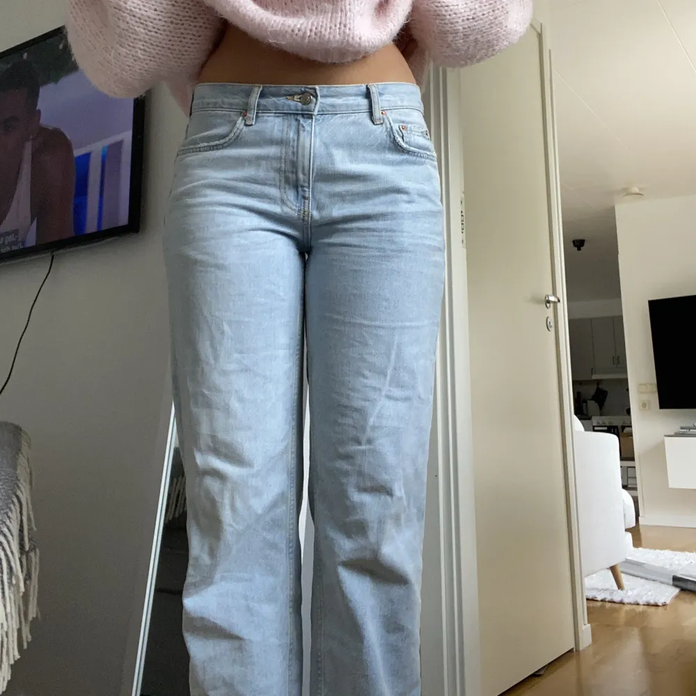 Säljer dessa populära midrise jeans från Gina då dom inte kommer till användning längre, hör gärna av dig om du har några frågor eller funderingar🥰. Jeans & Byxor.