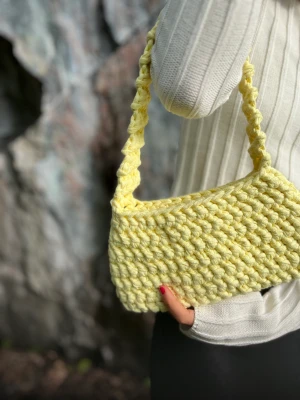 Crochet mini bag - Virkad mini-väska av tjockare garn.