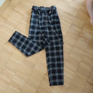 Svarta finbyxor - Svarta rutiga finbyxor från H&M, använd endast 1 gång. 