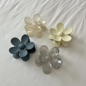 Hårklämmor blommor - Säljer dessa superfina hårklämmor som föreställer blommor då jag har alldeles för tunt hår för dessa ☀️ kan köpas separat eller alla tsm, skriv meddelande för exakt pris isf ❤️