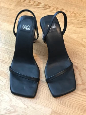 Anny Nord klackar - Klackar från Anny nord ”hanging on by a thread” endast använda 1 gång. Nypris 2799kr