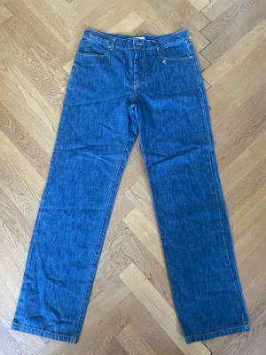 Chalayan jeans - Sköna jeans från det franska lyxmärket Hussein Chalayan. Kom fynda. Straight fit.