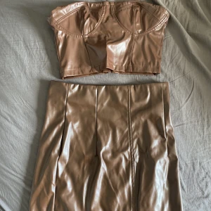 Skinn sett  - Säljer denna skinn sett. Kjolen är i storlek M, toppen i XS. Går att köpa separat och tillsammans. Föreslå pris💓