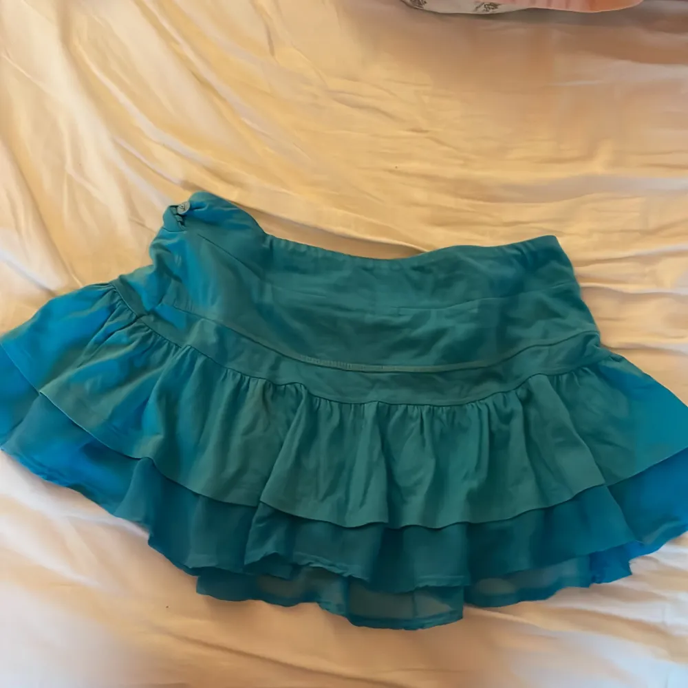 Säljer denna blåa lågmidjade kjolen, har sällan använt den🩵. Kjolar.