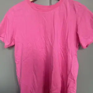 Rosa T-shirt från Kappahl i storlek s. Köpte den för att använda den i en danstävling men kom aldrig till användning efter det🩷