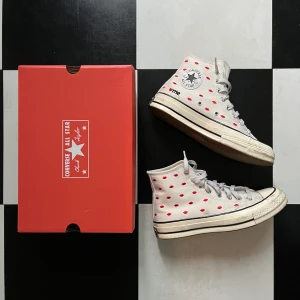 All Star Chuck 70 ”Love Me” - Converse, vintage white, broderade detaljer med riktigt cool sula undertill.  EU 39,5 / 25cm (Skippa alla 1000 frågor för att sen strunta i köpet. Köp nu eller inte alls, slösa inte min tid tack! Jag möts inte längre upp pga tidsödslande intressenter.)