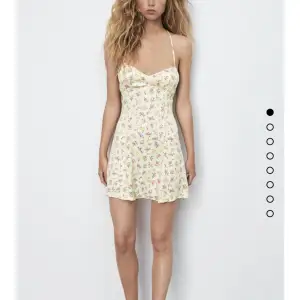 Säljer min såå söta blommiga klänning från zara🥹💛🌼 nypris 599