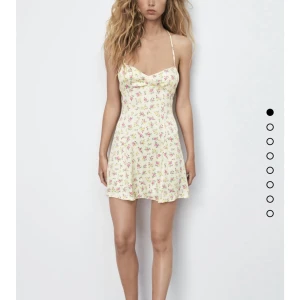 Sommarklänning - Säljer min såå söta blommiga klänning från zara🥹💛🌼 nypris 599