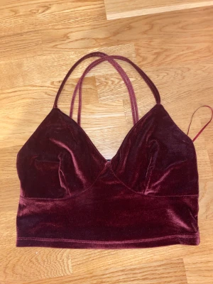 Topp bikbok - En söt röd sammetstopp från Bikbok med korsade band i ryggen 💙 Endast testat 
