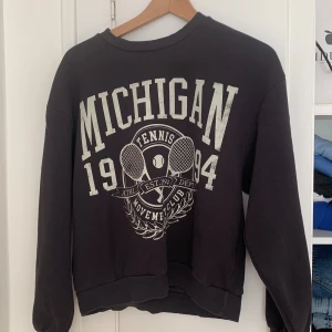 Svart Sweatshirt  - Snygg svart sweatshirt med tryck. Perfekt nu inför hösten