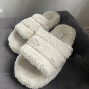 Ginatricot tofflor - Mycket Använda Tofflor från Gina Tricot super sköna!