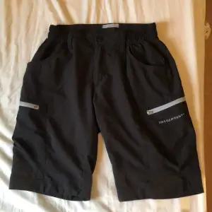 Swedemount shorts med fickor i funktionsmatrial. Strl 36 köparen står för eventuell frakt🙌🏼