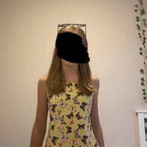 Linne  - Ett gult fjärils aktigt fint linne nu till skolstart 🫶🏻