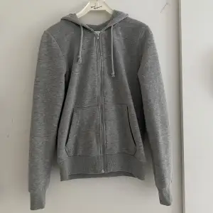 Säljer denna gråa hoodien med dragkedja från HM☺️endast använd ett fåtal gånger så är i mycket bra skick, storlek XS!!