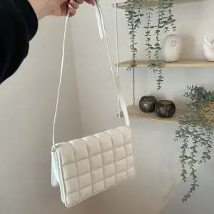 en vit väska som är använd fåtal gånger, fint skick