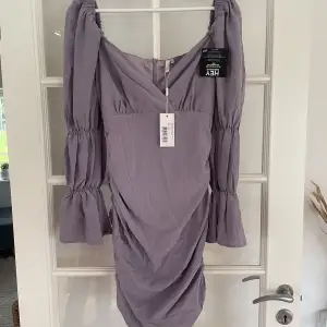 en lila klänning i storlek M, aldrig använd, köpt från nelly 