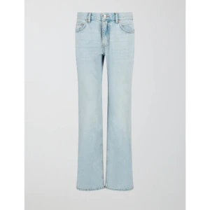 Ljusblå jeans - Säljer nu dessa supersnygga lowwaist jeansen. De e raka i modellen och från Gina Tricot, nypris 500. 💘Kom privat för fler bilder💘