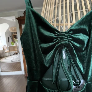 Smaragdgrön jumpsuit 💚 - Otrolig jumpsuit i grön sammet med cutouts💚 endast använd 1 gång.  Strl xxs men mer som xs