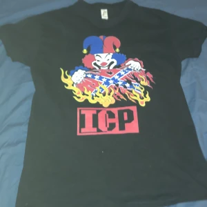 ICP t-shirt - Size small men sitter mer som en medium typ   Pit to pit: 46cm Längd: 65cm