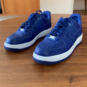 Air force 1 - Blåa Air force 1. Har bara varit använda 1 gång, skick 9/10. Säljer eftersom att jag inte använder de. Ställ gärna frågor