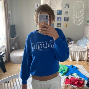 Gina tröja!! - Super mysig Gina tröja!! I nyskick andvänt ca 3 gånger ❤️ nypris: 250  Xxs fast overzied (jag är 172)