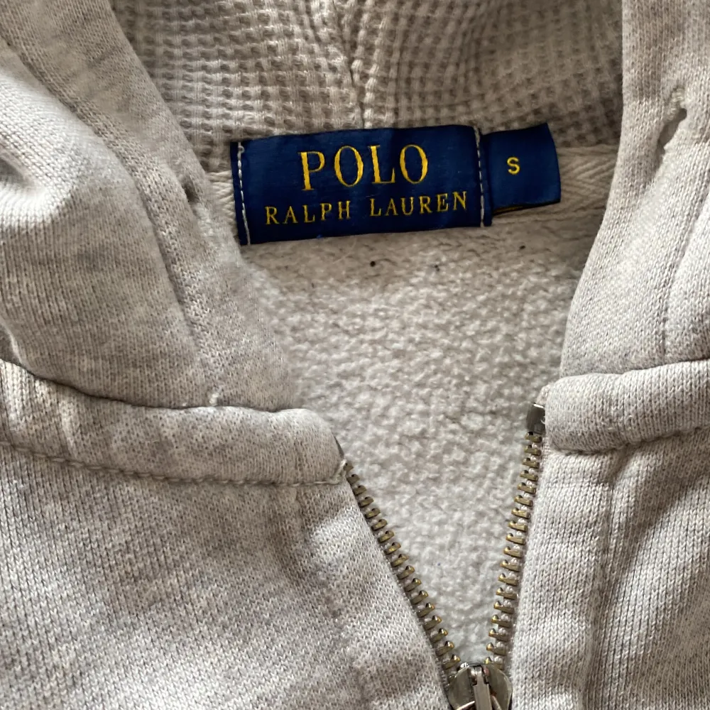 Zip hoodie från Polo Ralph Lauren, storlek S, skick 8/10 väldigt sparsamt använd. Priset går att diskutera vid snabb affär. Skriv frågor!. Tröjor & Koftor.
