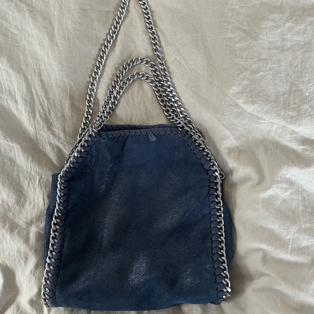 SÅLD‼️ Säljer nu min mörkblåa Stella McCartney liknande handväska! Den är perfekt i storlek enligt mig, man får liksom plats med allt som behövs och lite till! Den är använd men fortfarande i superfint skick!. Väskor.