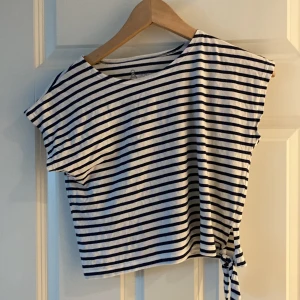 Randig tröja  - Randig tröja, är använd ca 1 gång.