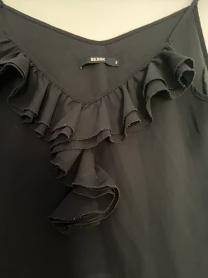 Topp - En svart topp i stolen S från bikbok. 