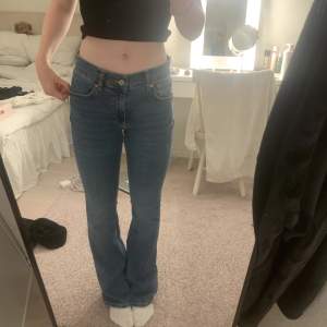 Snygga jeans från Gina tricot i storlek 38, de är super stretchiga o sköna. 💓