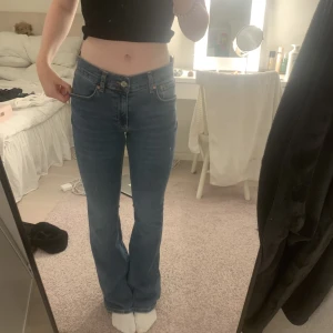 Jeans  - Snygga jeans från Gina tricot i storlek 38, de är super stretchiga o sköna. 💓