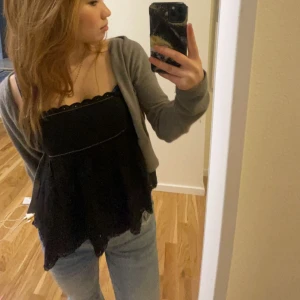 En svart topp från zara  - Säljer en snygg svart topp 