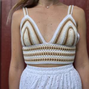 Crochet top with adjustable size.