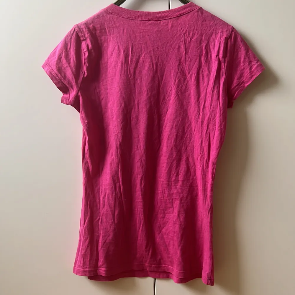Rosa t-shirt med med fjärilar och andra detaljer. Fjärilarna är detaljerade med silvriga paljetter. Väldigt mycket 2000-tals känsla över den 💕🦋. T-shirts.